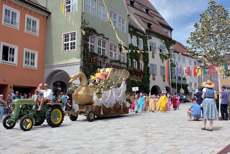 images/01halloRV/25/07/01Hechelmann_Schwan_Foto_JL_002.jpg#joomlaImage://local-images/01halloRV/25/07/01Hechelmann_Schwan_Foto_JL_002.jpg?width=900&height=606