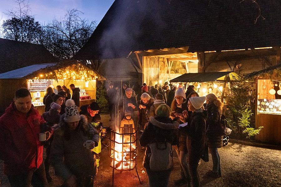 Lichterglanz und Handwerkskunst beim Wolfegger Adventsmarkt