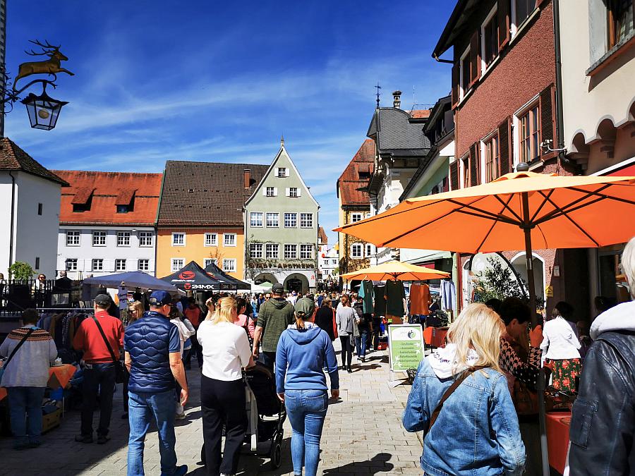 Isnys Später-Flohmarkt & Schnäppchen unter Schirmen
