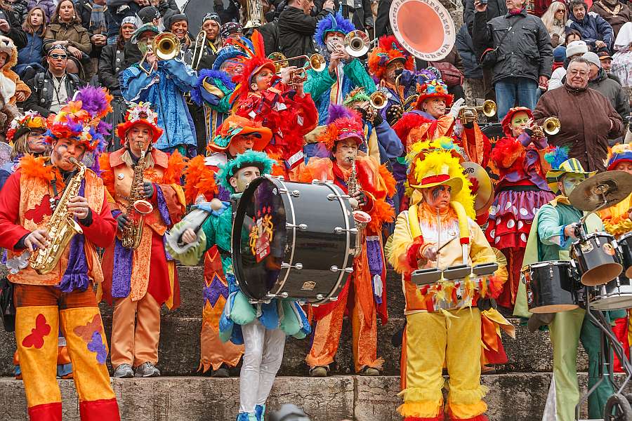 Guggenmusiken spielen am Baumwipfelpfad