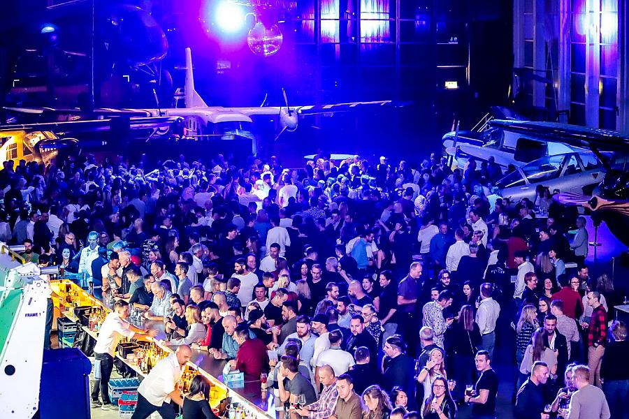 Ü30 Party-Nacht im Flugzeughangar