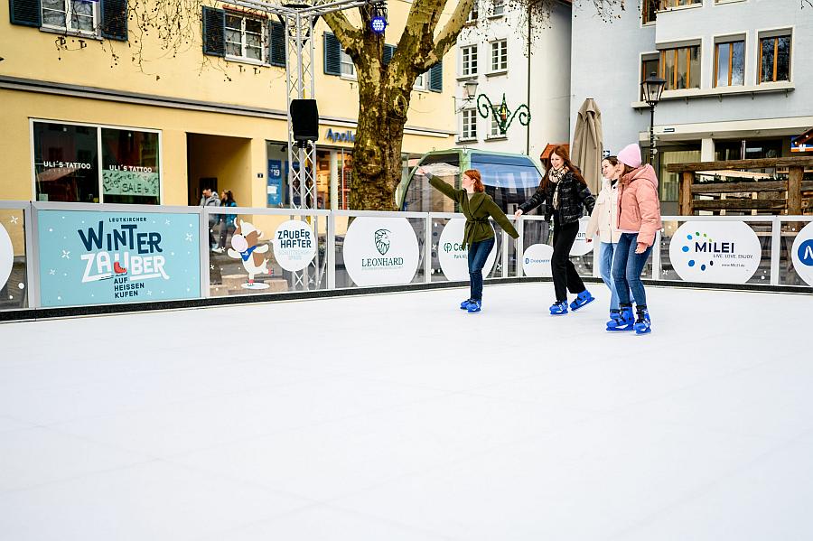 Buntes Wochenprogramm auf der Eislaufbahn