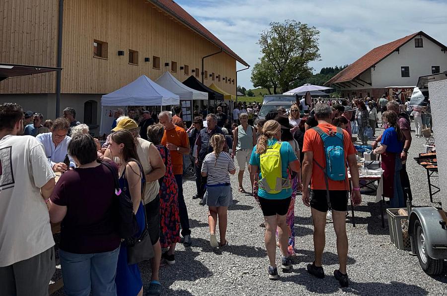 Vielseitiger Heimatmarkt in Bärenweiler mit Kruscht, Krempel und Kunst
