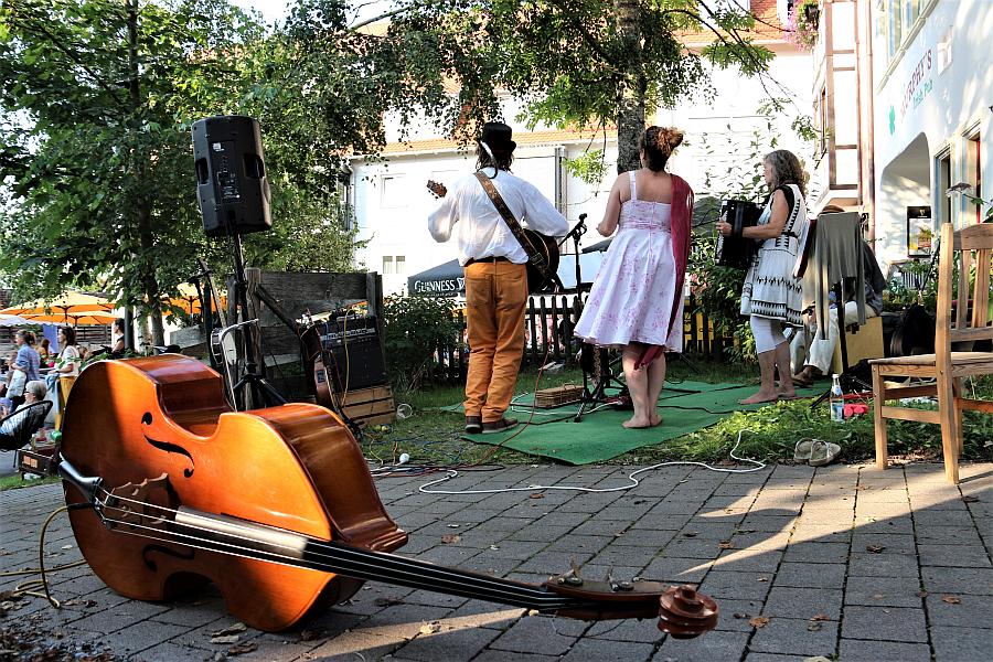 Grillwurst, Gin, Gitarrenkoffer