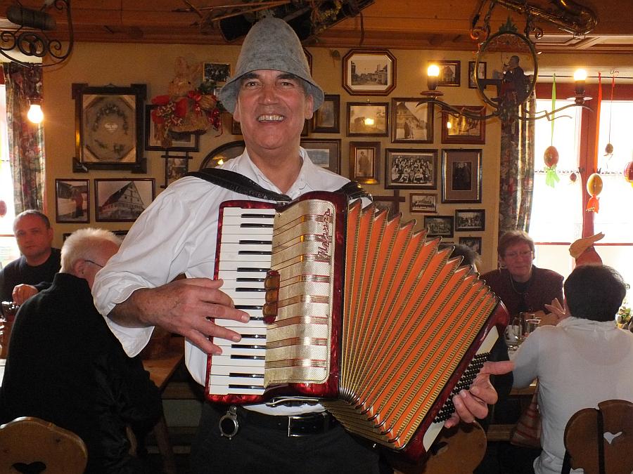 Beste musikalische Unterhaltung mit „Erich“ an seiner Quetschen