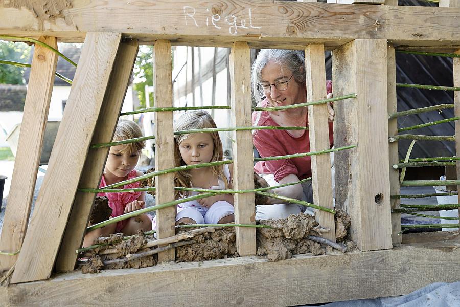 Kinderwerkstatt „Ton, Stein, Lehm“ im Museumsdorf