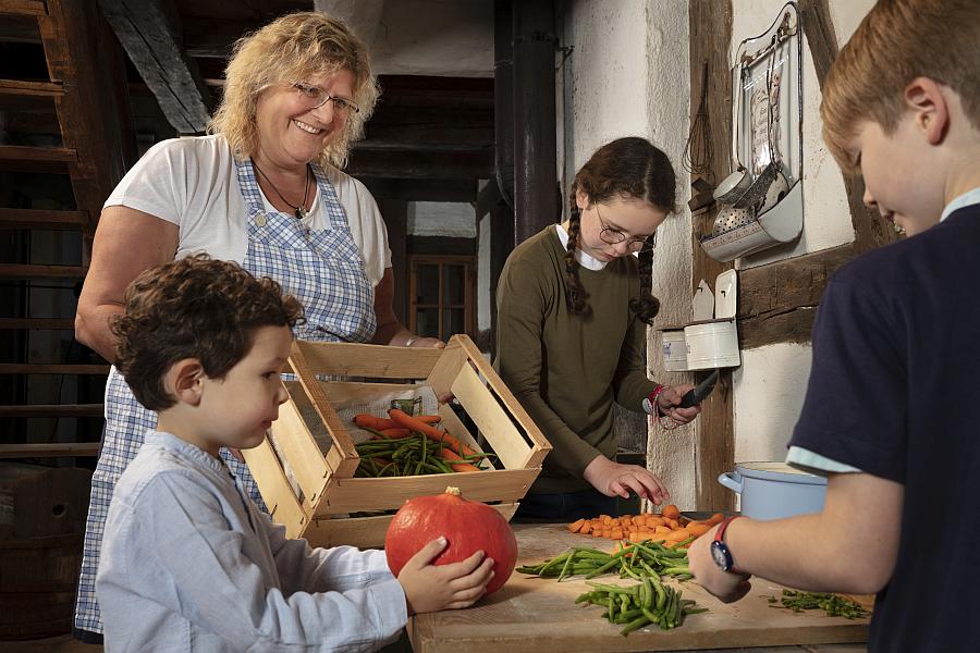 Kinderwerkstatt „Buttern, Backen, Kochen“ im Museumsdorf